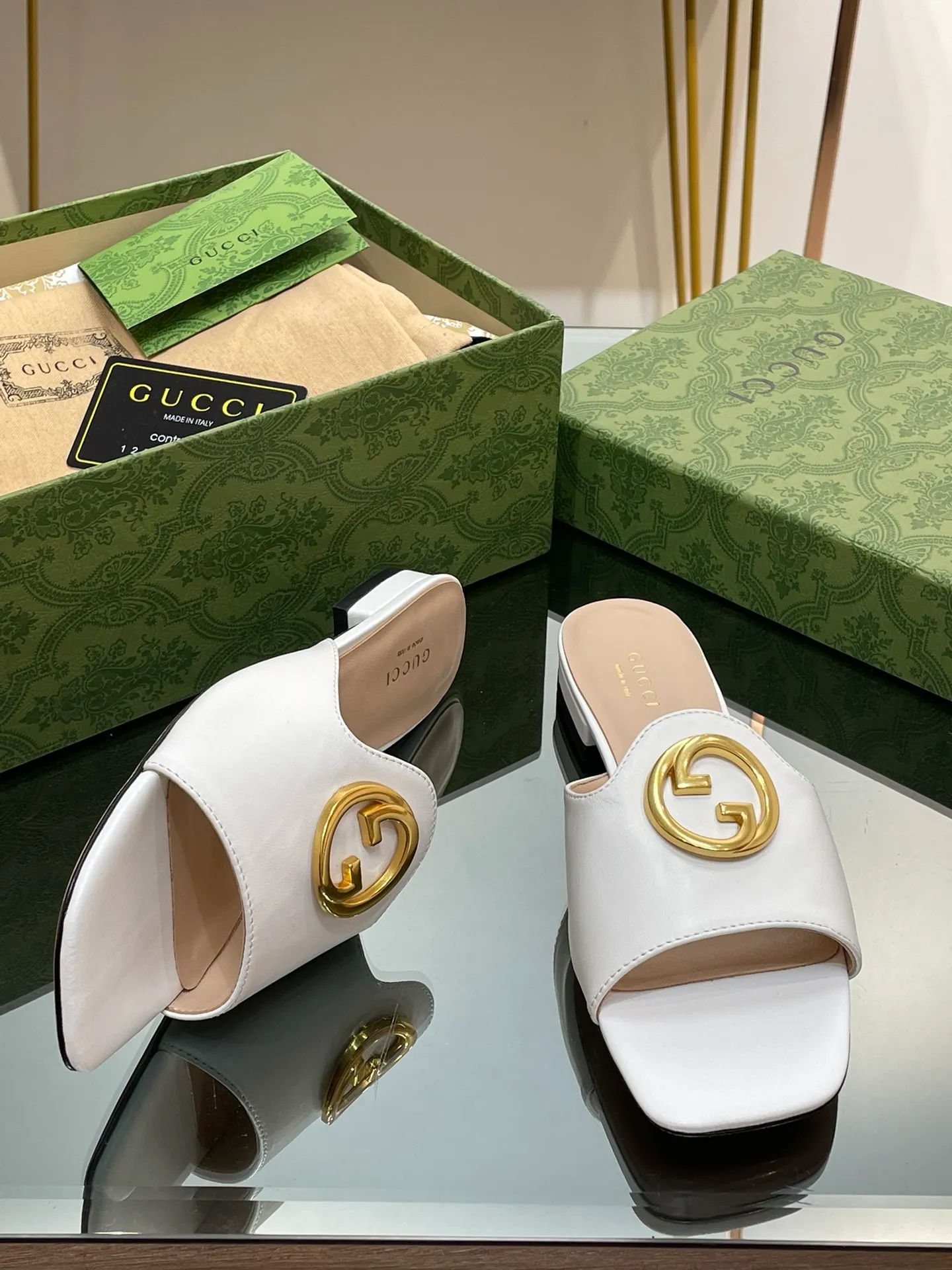 👟👟Ex-factory price 440👟👟 GuCCl high-end boutique 2024 new flat-heeled round interlocking double GG slippers, authentic original quality! Every detail has been carefully crafted and can be compared with ZG, no second quality!  Fabric: Original customized imported grain leather Hardware: Dongguan Dachang mold-opening hardware round interlocking double G buckle Lining/foot pads: High-end customized sheepskin lining Heel height: 1.0CM Outsole: Italian genuine leather sole Size: 35-41 (40 41 customized, non-returnable) Original high-end packaging!  The GucCi Blondie series made its debut in Los Angeles during the "Gucci March of Love" series of fashion shows, showing its outstanding charm on the star-studded Hollywood Walk of Fame. The new series echoes the style shown in the recent series, blending retro aesthetics and modern fashion to integrate different eras! The monogram pattern of the brand founder originates from the archive design of the 1970s, vividly interpreting this mid-heeled shoe💋👏 ●Circular interlocking double G details. High ●Italian creation Green full set of high-end original packaging